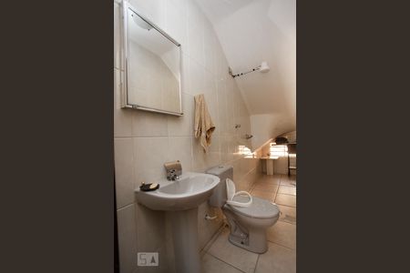 Casa à venda com 306m², 4 quartos e 6 vagasBanheiro da garagem