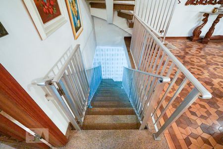 Casa para alugar com 450m², 4 quartos e 5 vagasEscada sala garagem