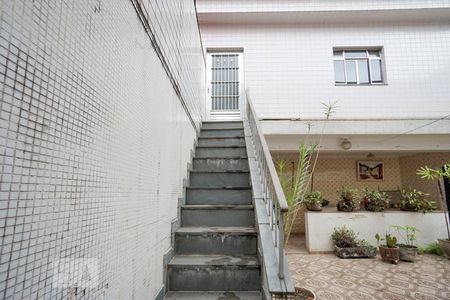 Casa para alugar com 450m², 4 quartos e 5 vagasEscada quintal edicola