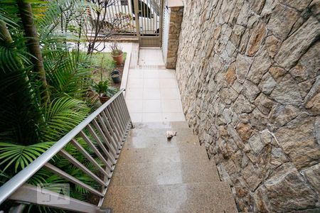 Casa para alugar com 450m², 4 quartos e 5 vagasEscada de entrada