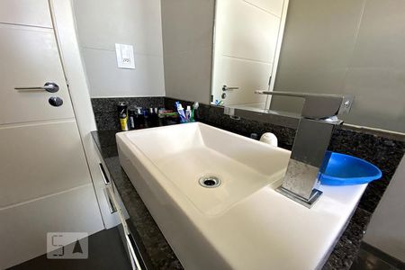 Apartamento à venda com 194m², 3 quartos e 4 vagasBanheiro 3 suíte