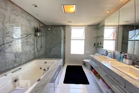 Apartamento à venda com 194m², 3 quartos e 4 vagasBanheiro 2 suíte