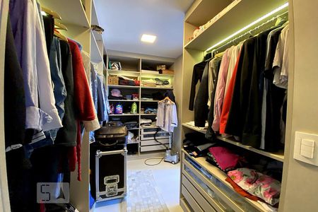 Apartamento à venda com 194m², 3 quartos e 4 vagasCloset Quarto 2