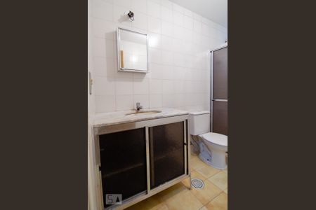 Banheiro de kitnet/studio para alugar com 1 quarto, 47m² em Centro, Campinas