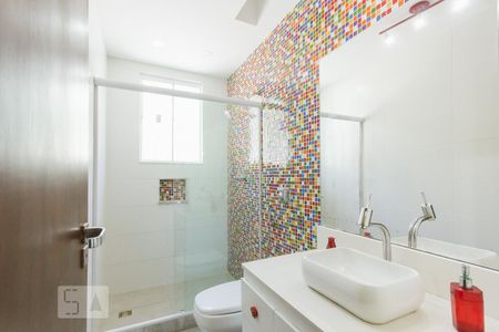 Banheiro Social (Segundo Andar) de casa de condomínio à venda com 3 quartos, 320m² em Pechincha, Rio de Janeiro