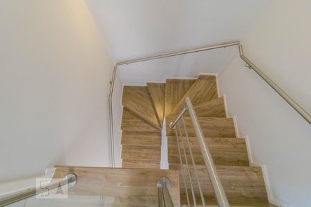 Casa de condomínio à venda com 115m², 3 quartos e 2 vagasEscada