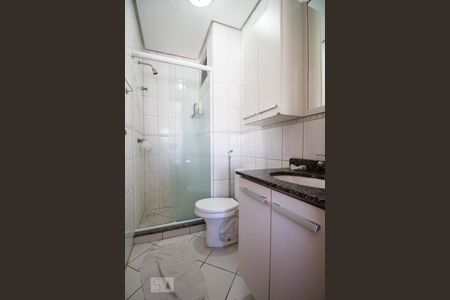 Banheiro de kitnet/studio para alugar com 1 quarto, 41m² em Jardim Botânico, Porto Alegre