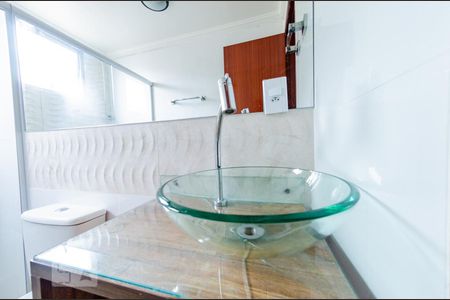 Banheiro de apartamento à venda com 3 quartos, 80m² em João Pinheiro, Belo Horizonte