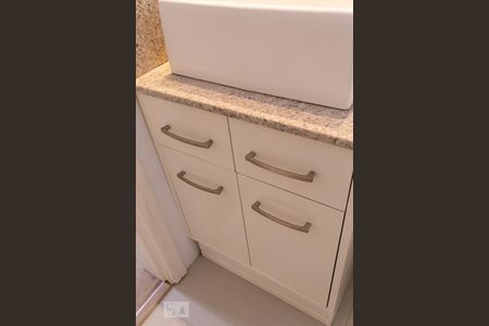 Apartamento para alugar com 80m², 2 quartos e sem vagaDetalhe banheiro