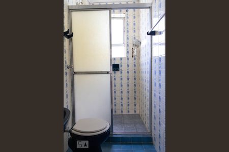 Banheiro de apartamento à venda com 1 quarto, 42m² em São João, Porto Alegre