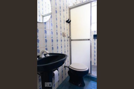 Banheiro de apartamento à venda com 1 quarto, 42m² em São João, Porto Alegre