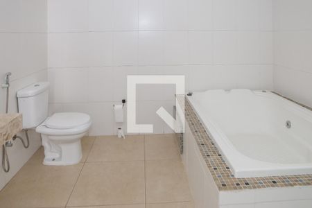 Casa à venda com 390m², 3 quartos e 3 vagasBanheiro da Suíte 1