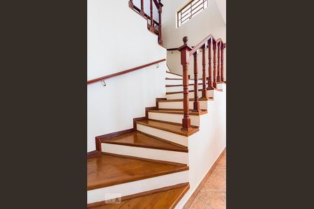 Casa à venda com 258m², 4 quartos e 5 vagasSala de Jantar - Escada