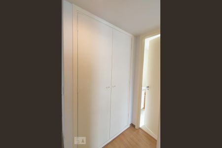 Apartamento para alugar com 100m², 3 quartos e sem vaga Apartamento para alugar com 100m², 3 quartos e sem vagaRoupeiro