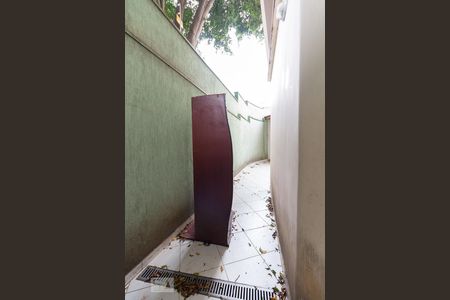 Casa à venda com 166m², 4 quartos e 2 vagasÁrea externa lateral