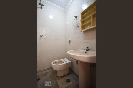 Casa à venda com 350m², 4 quartos e 4 vagas Casa à venda com 350m², 4 quartos e 4 vagasBanheiro de Serviço