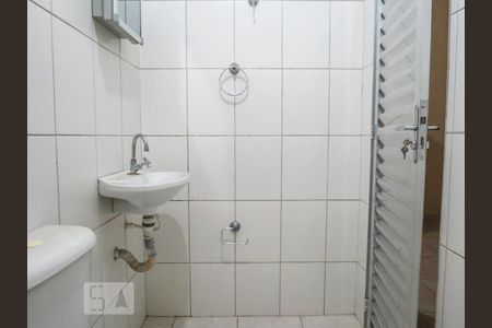 Banheiro de kitnet/studio para alugar com 1 quarto, 30m² em Butantã, São Paulo