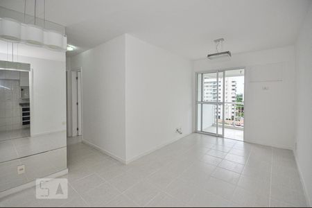 Sala de apartamento para alugar com 2 quartos, 64m² em Camorim, Rio de Janeiro