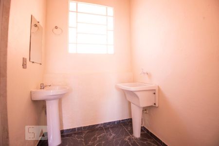 banheiro de casa para alugar com 2 quartos, 60m² em Vila Santana, Campinas