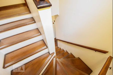 Casa à venda com 125m², 3 quartos e 2 vagas Casa à venda com 125m², 3 quartos e 2 vagasEscada