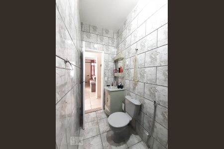 Casa de condomínio à venda com 150m², 4 quartos e 3 vagas Casa de condomínio à venda com 150m², 4 quartos e 3 vagasBanheiro Social 1