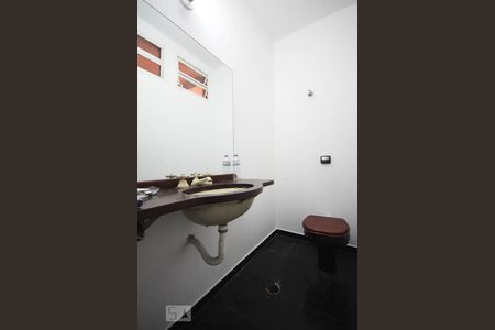 Lavabo de casa para alugar com 4 quartos, 400m² em Butantã, São Paulo