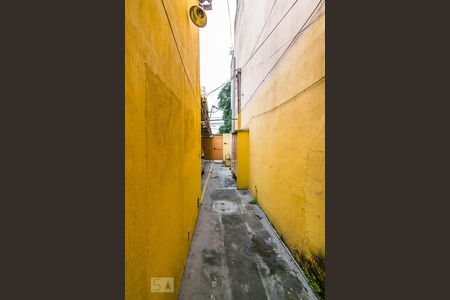 Área comum - Corredor de acesso de kitnet/studio para alugar com 1 quarto, 18m² em Braz de Pina, Rio de Janeiro