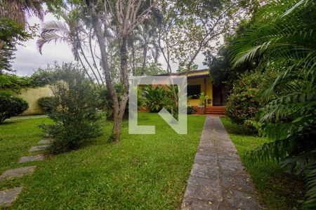 Casa à venda com 1400m², 3 quartos e 5 vagas Casa à venda com 1400m², 3 quartos e 5 vagasQuintal Frente