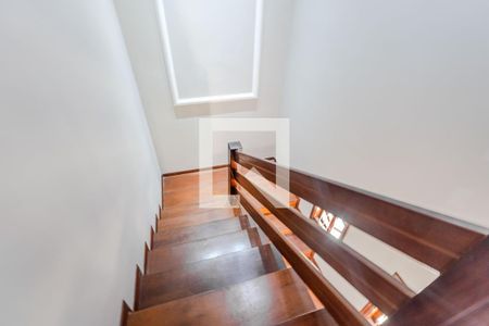 Casa à venda com 200m², 4 quartos e 2 vagasEscadas