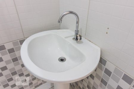 Banheiro de casa de condomínio para alugar com 2 quartos, 60m² em Água Fria, São Paulo