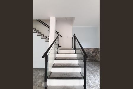 Casa de condomínio à venda com 400m², 3 quartos e sem vagaEscada