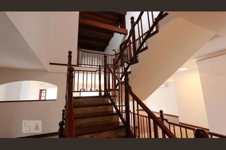 Casa à venda com 485m², 4 quartos e 7 vagasescadas