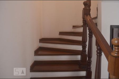 Escada de apartamento para alugar com 3 quartos, 186m² em Vila Suzana, São Paulo