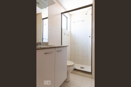 Banheiro de apartamento para alugar com 2 quartos, 61m² em Petrópolis, Porto Alegre