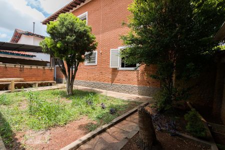Casa para alugar com 432m², 4 quartos e 4 vagasFundos