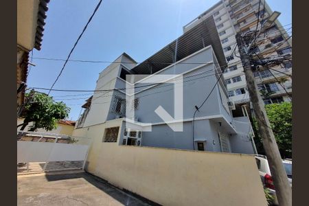 Casa de condomínio à venda com 240m², 3 quartos e 1 vagaFachada