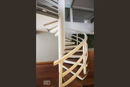 Escadas de casa para alugar com 4 quartos, 320m² em Jardim Leonor, São Paulo