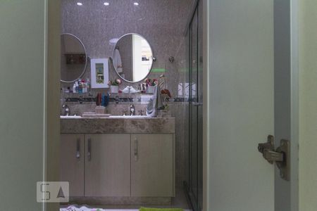 Apartamento para alugar com 320m², 6 quartos e 4 vagas Apartamento para alugar com 320m², 6 quartos e 4 vagasBanheiro da Suíte 2