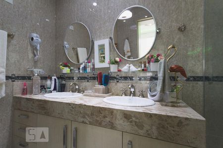 Apartamento para alugar com 320m², 6 quartos e 4 vagas Apartamento para alugar com 320m², 6 quartos e 4 vagasBanheiro da Suíte 2