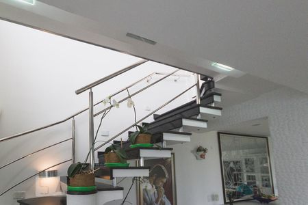 Apartamento para alugar com 320m², 6 quartos e 4 vagas Apartamento para alugar com 320m², 6 quartos e 4 vagasEscada