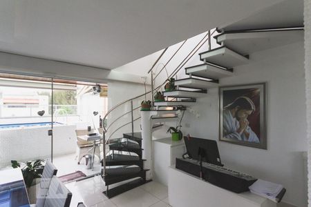 Apartamento para alugar com 320m², 6 quartos e 4 vagas Apartamento para alugar com 320m², 6 quartos e 4 vagasEscada