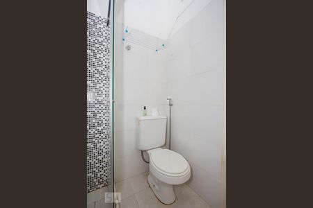 Banheiro de kitnet/studio para alugar com 1 quarto, 28m² em Botafogo, Rio de Janeiro