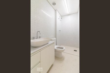 Banheiro de apartamento para alugar com 1 quarto, 50m² em Empresarial 18 do Forte, Barueri