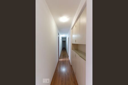 Corredor de casa para alugar com 3 quartos, 270m² em Jardim Guedala, São Paulo