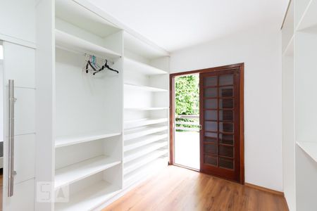Closet da suíte de casa para alugar com 3 quartos, 270m² em Jardim Guedala, São Paulo