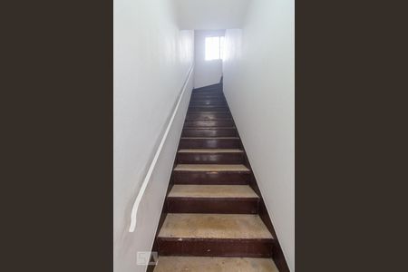 Casa para alugar com 100m², 3 quartos e 1 vagaEscada de entrada