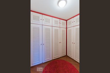 Casa para alugar com 702m², 7 quartos e 8 vagas Casa para alugar com 702m², 7 quartos e 8 vagasCloset da Suíte 3
