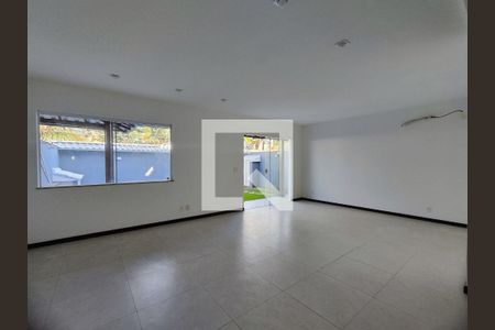 Sala de casa de condomínio para alugar com 4 quartos, 180m² em Vargem Grande, Rio de Janeiro