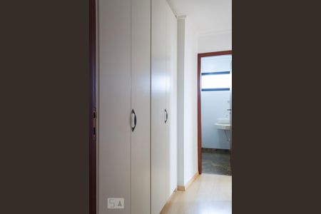 Apartamento para alugar com 299m², 4 quartos e 4 vagas Apartamento para alugar com 299m², 4 quartos e 4 vagasCorredor do Quarto 4 - Suíte
