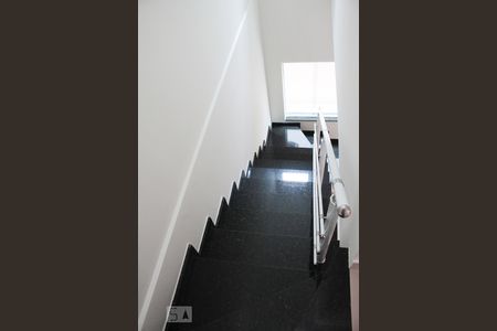 Casa de condomínio para alugar com 58m², 2 quartos e 1 vagaescada acesso sala cozinha